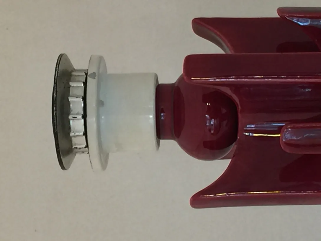 lampe de bureau ancienne de couleur rouge, design élégant et éclat