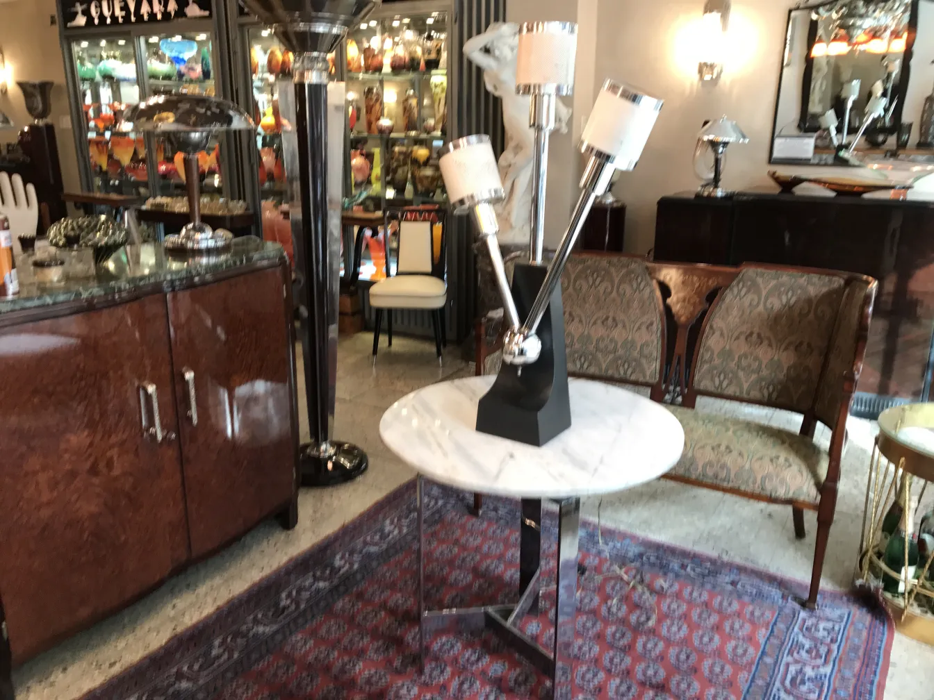 고풍스러운 테이블 램프, 장식된 방에서 불이 켜져 있음