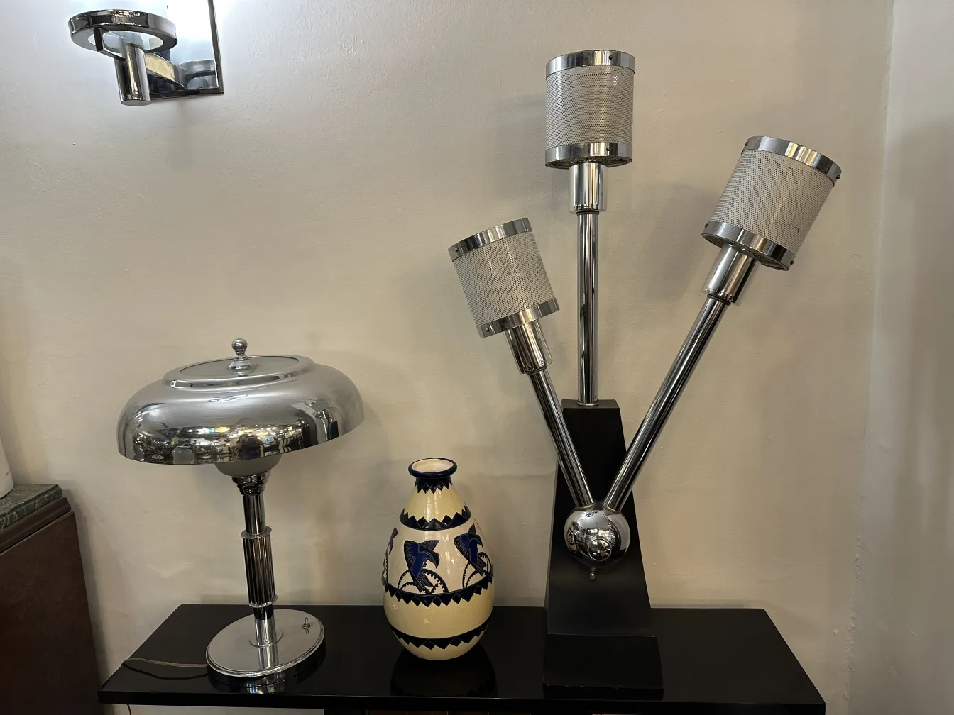 lampe de bureau antique avec trois abat-jours et base noire