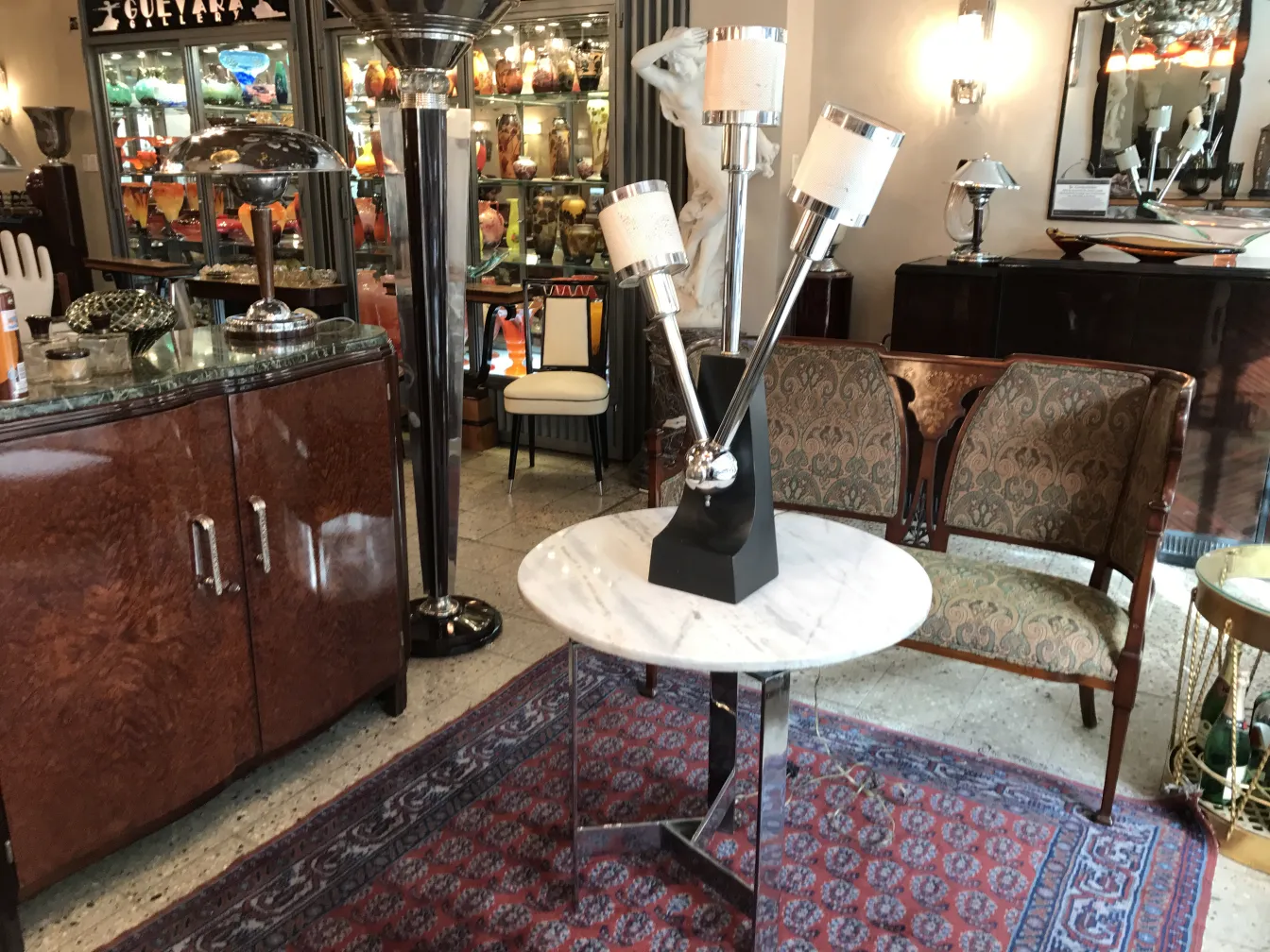 Antigua lámpara de mesa multifuncional en ambiente acogedor