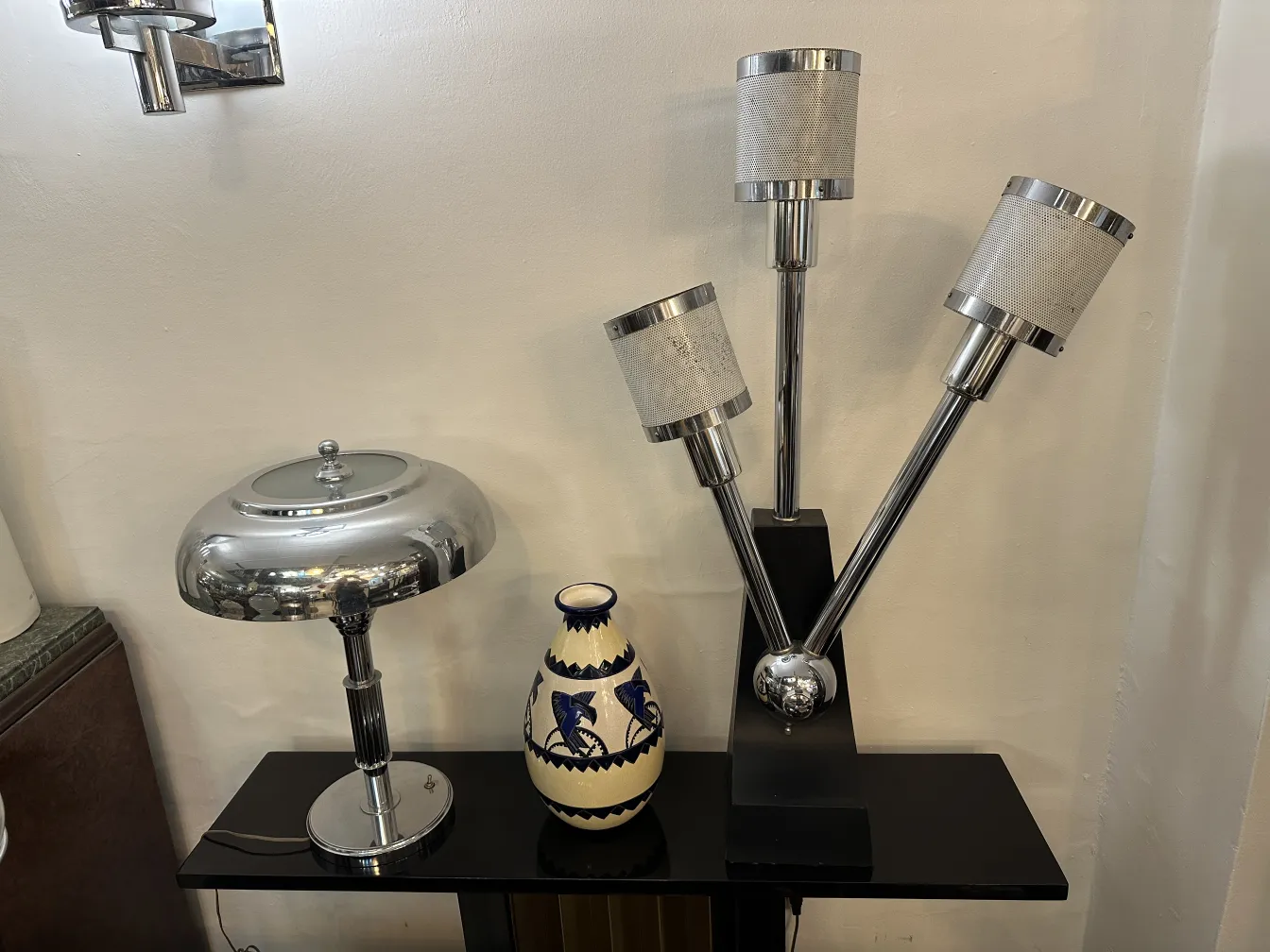 lampada da tavolo antica con forma rotonda e tre luci, decorazione moderna