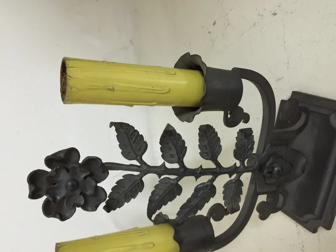 Luminária de mesa antiga com detalhes florais e amarelos