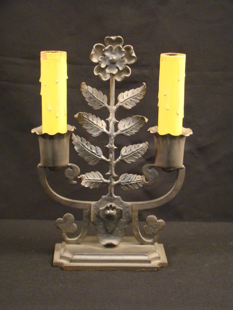 lampara de mesa antigua con diseño de hojas y flores