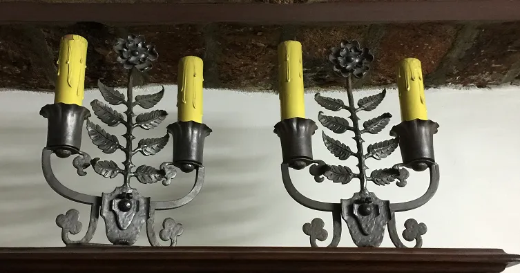 ancienne lampe de bureau avec détails floraux et bougies jaunes