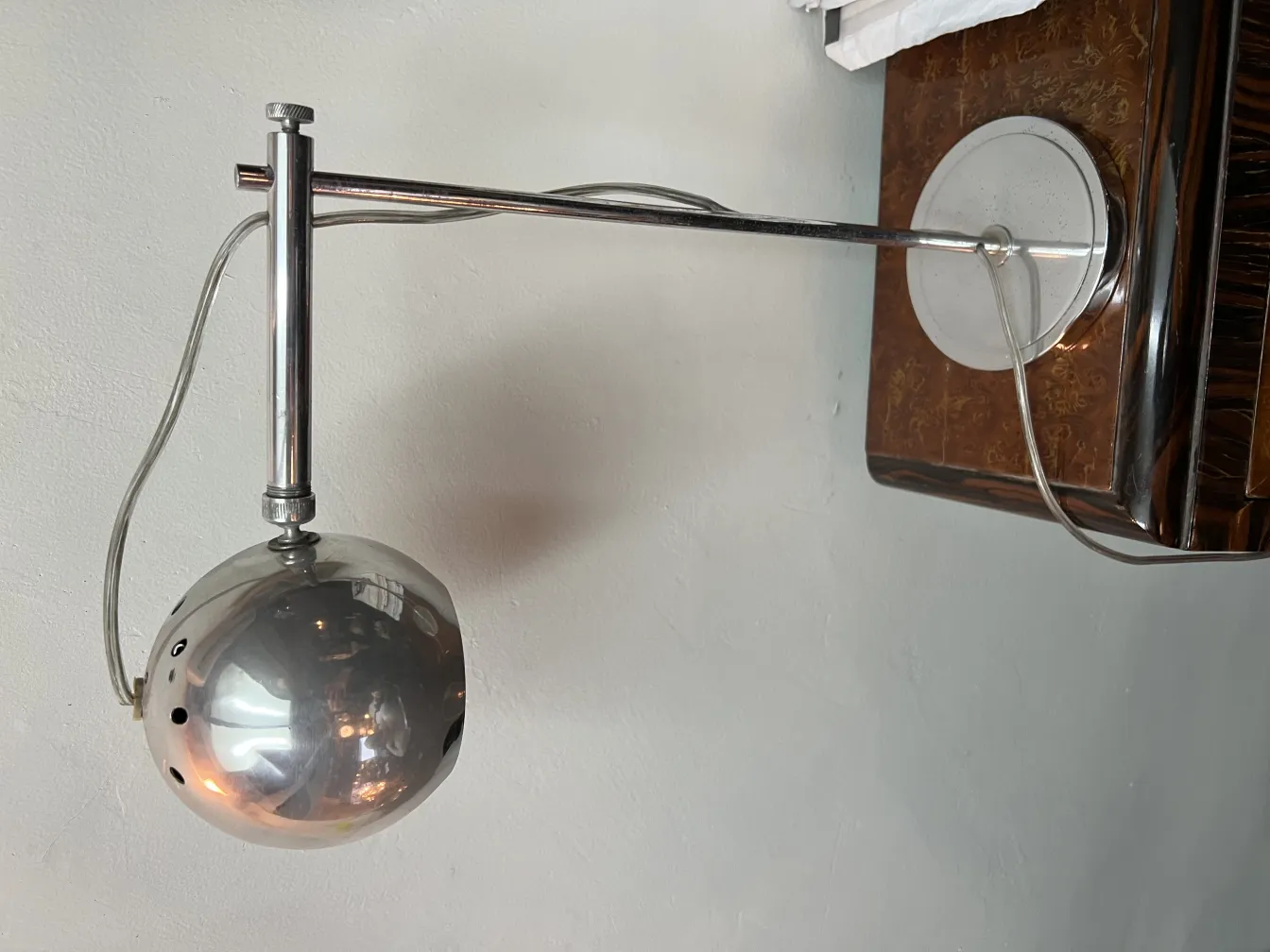 Lampe de bureau antique avec finition brillante et design élégant, parfaite pour tout cadre.