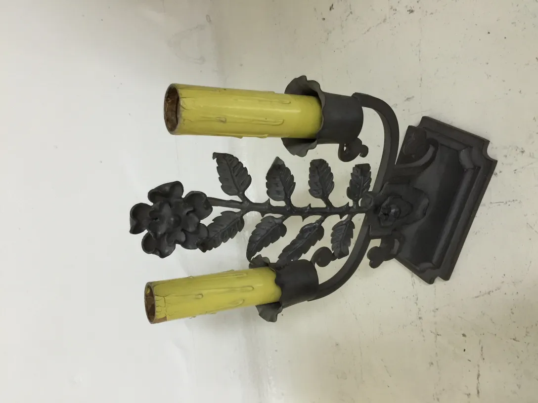 مصباح طاولة قديم من غيلبرت بويلرات بتصميم زهور وألوان صفراء