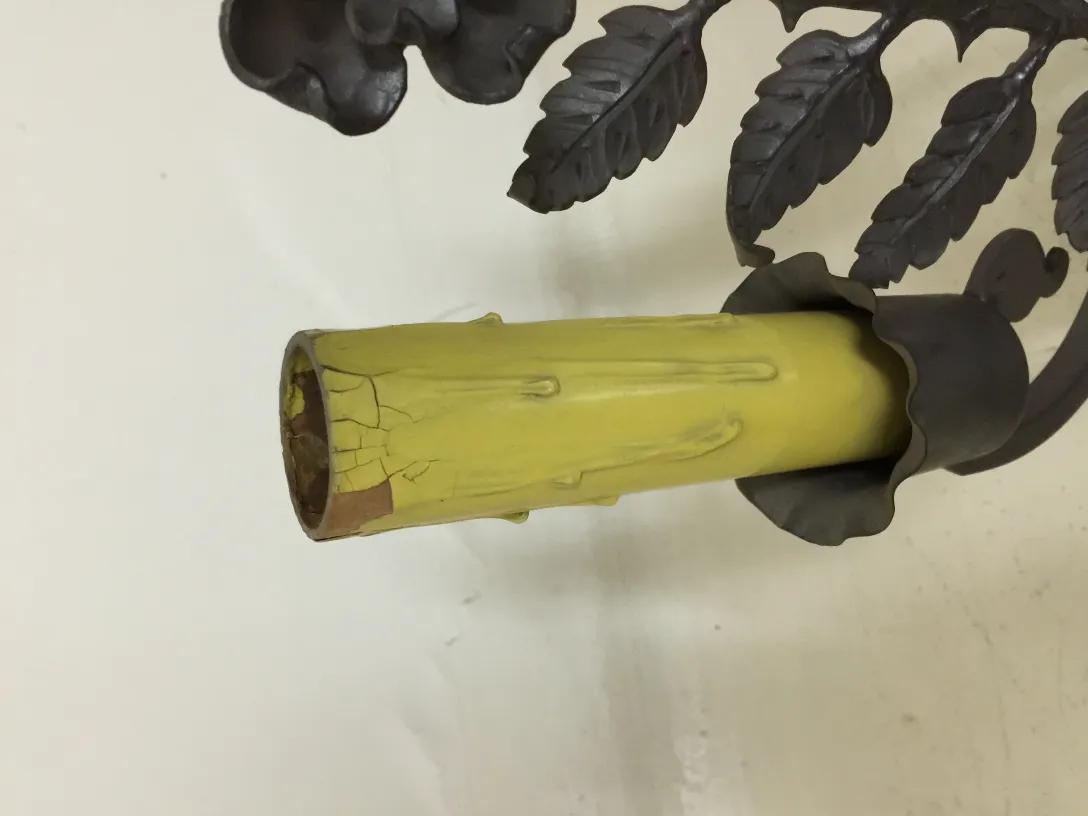 antike tischlampe mit dekorativen details auf einfachem hintergrund