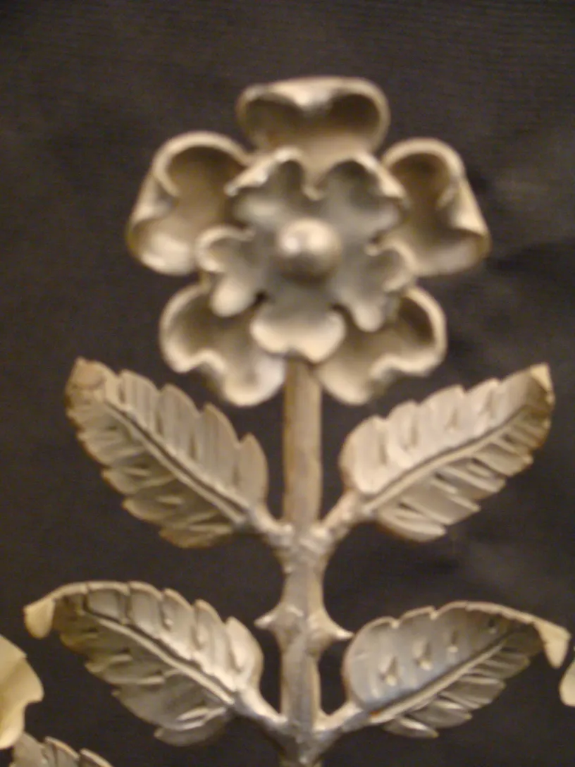 Lámpara de mesa antigua con un diseño floral de Gilbert Poillerat.