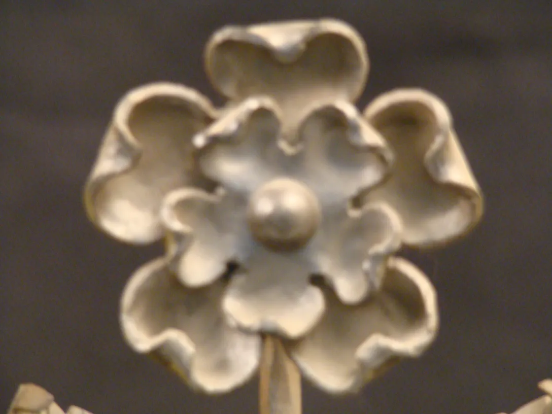 lampara de mesa antigua con diseño de flor, gilbert poillerat