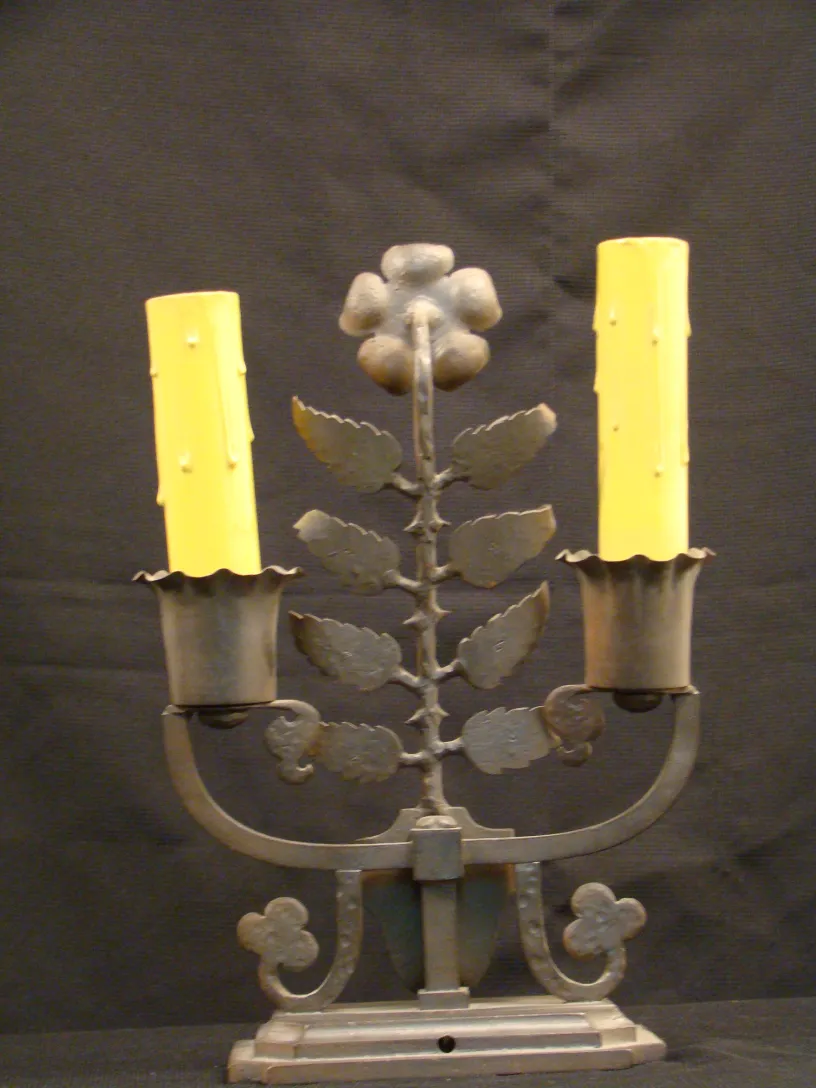 Lámpara de mesa antigua con velas amarillas y diseño floral, Gilbert Poillerat.