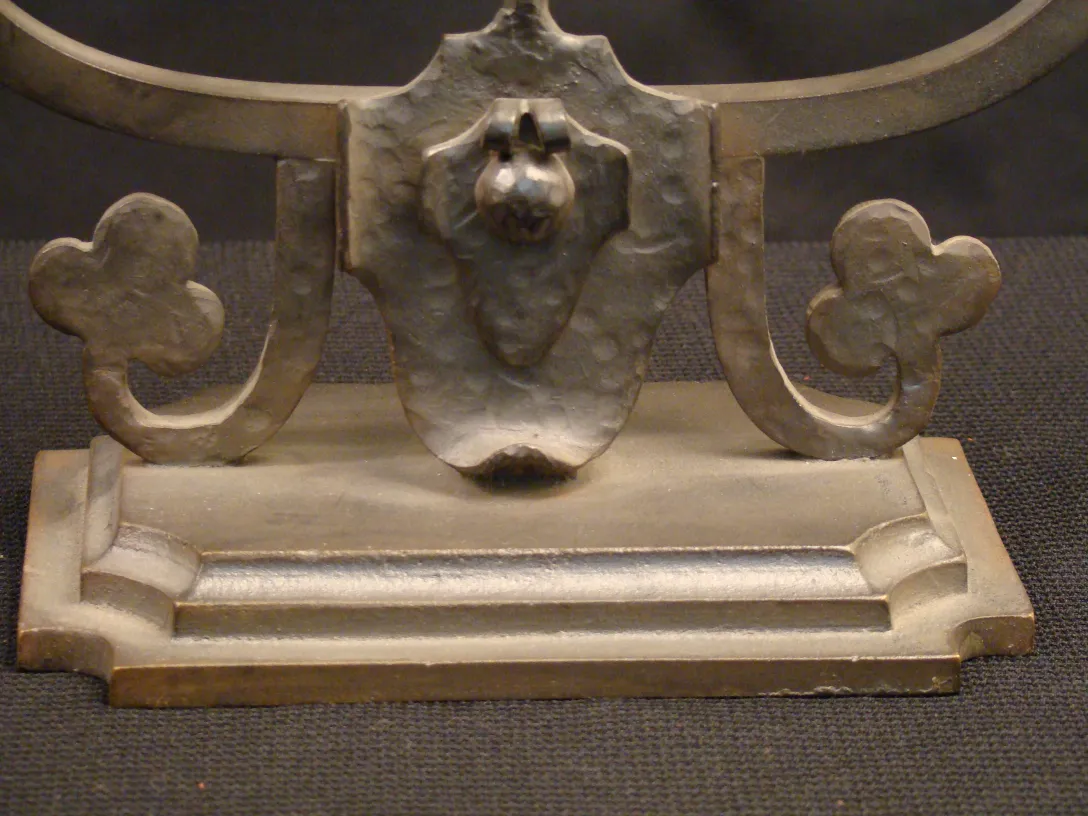 base decorativa de una lámpara de mesa antigua con detalles artísticos