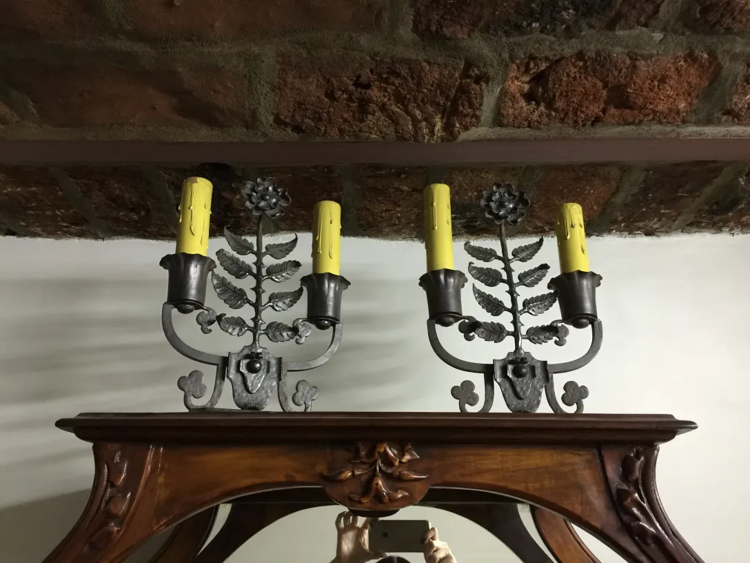 Lampe de bureau ancienne de Gilbert Poillerat avec motifs floraux