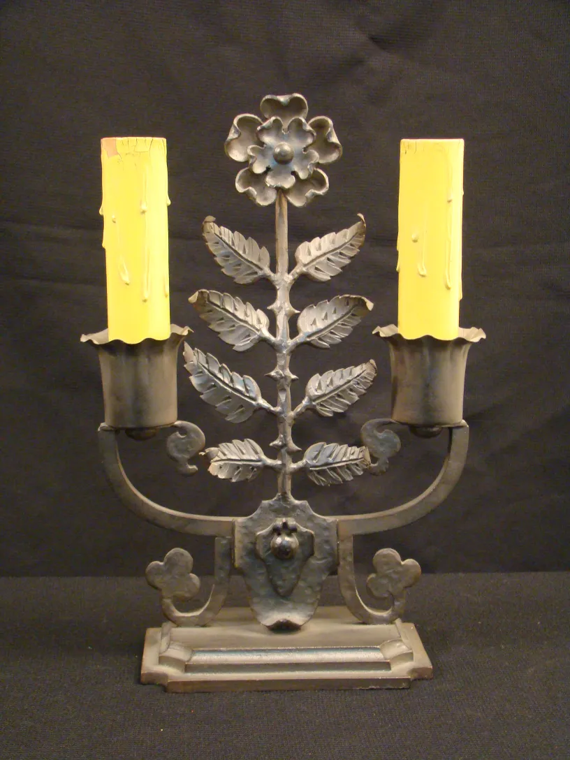 lampara de mesa antigua de Gilbert Poillerat con flores y velas amarillas