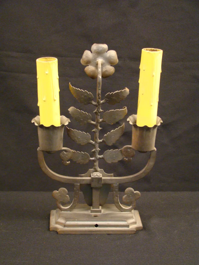 lampe de bureau antique avec détails floraux en métal, décoration élégante, lumières jaunes