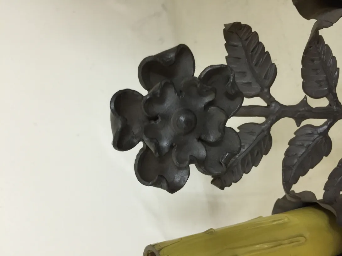 Détail d'une lampe de bureau antique avec un motif floral, Gilbert Poillerat