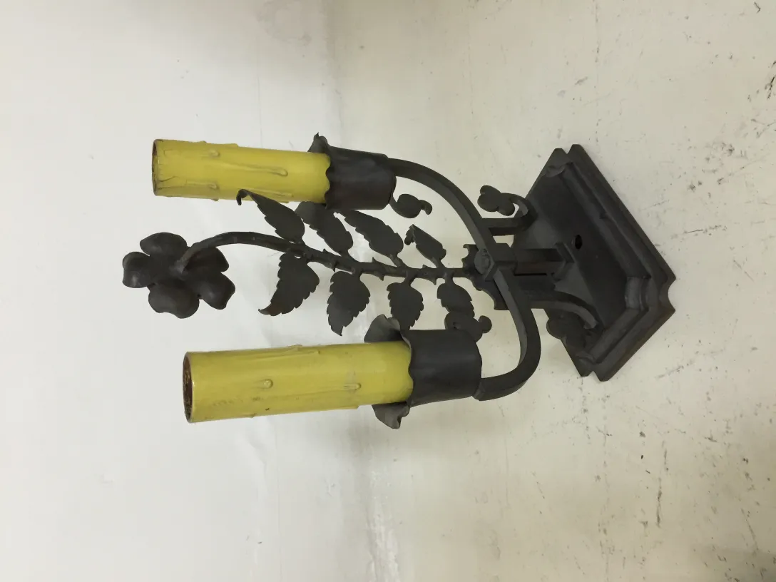 luminaria de mesa antiga com detalhes florais e amarelos, Gilbert Poillerat