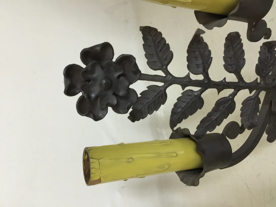 Lampada da tavolo antica con dettagli di fiori e foglie, Gilbert Poillerat.