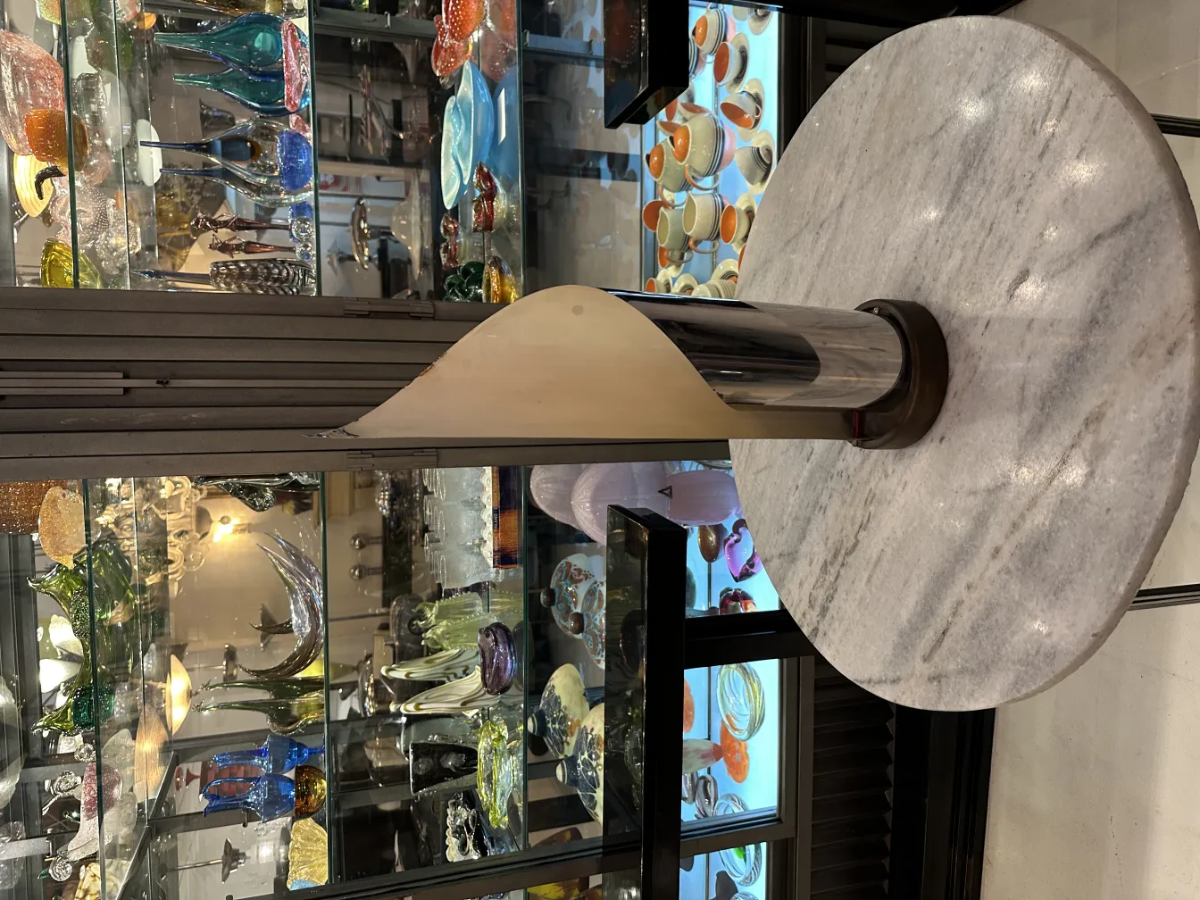 luminária de mesa antiga com base decorativa, em ambiente clássico