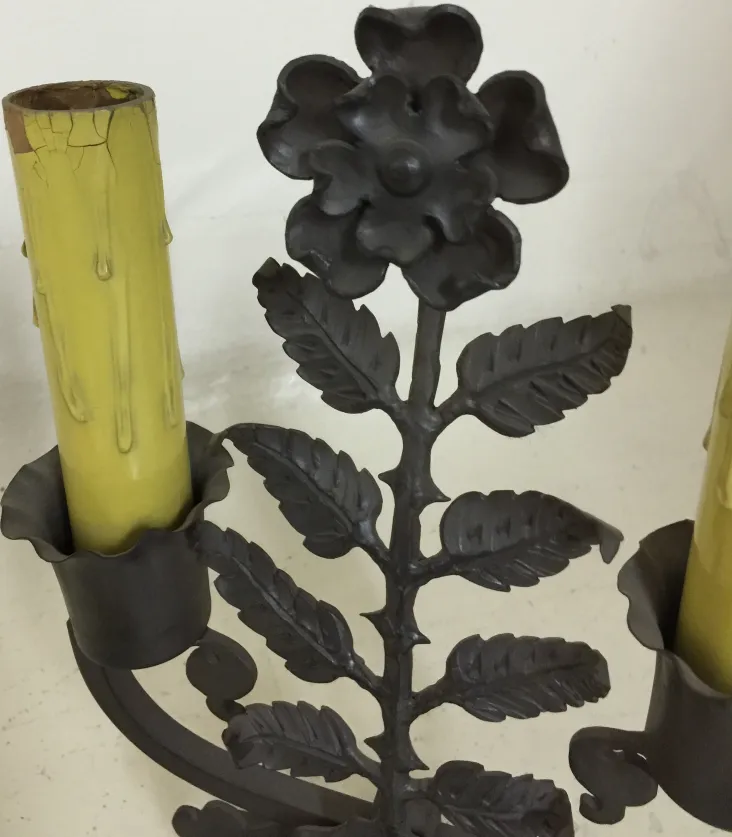 Lampada da tavolo con design floreale e foglie, stile Gilbert Poillerat