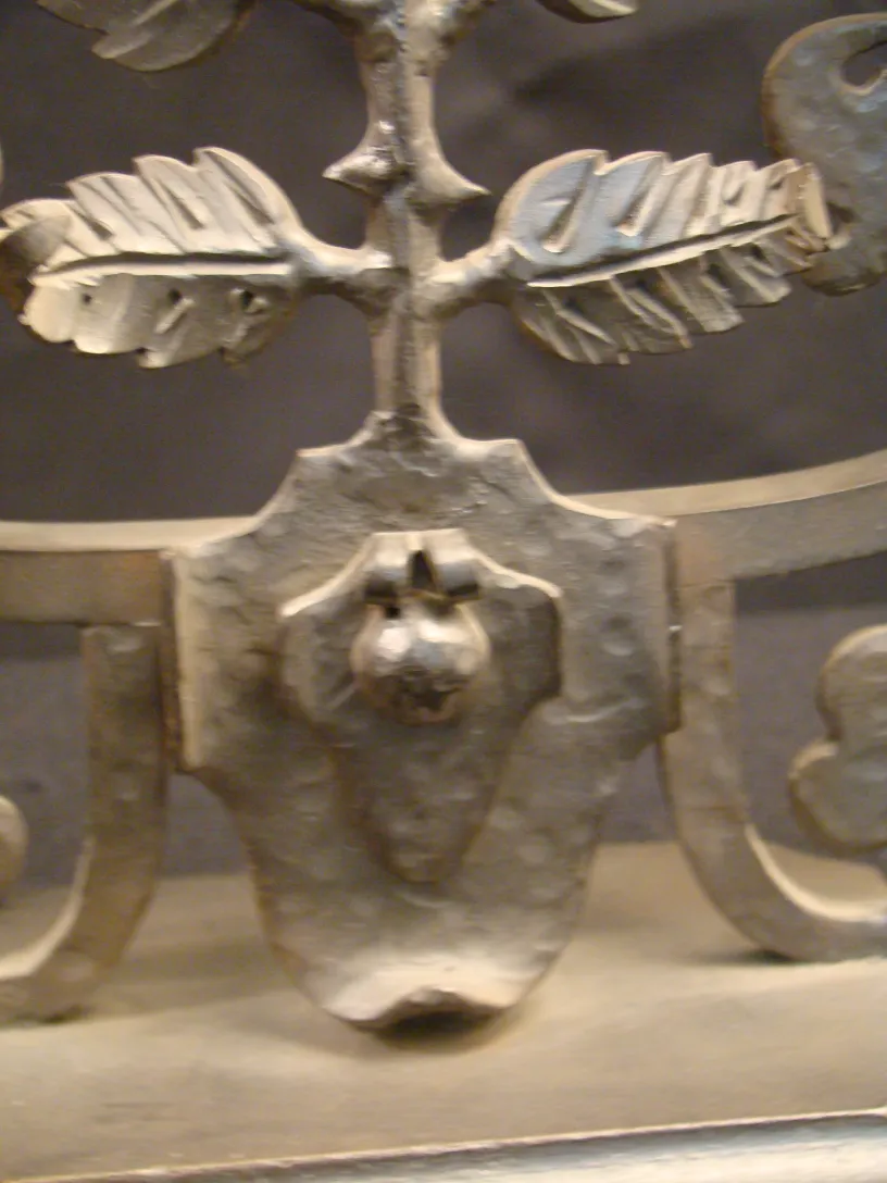 古董檯燈帶有葉子細節