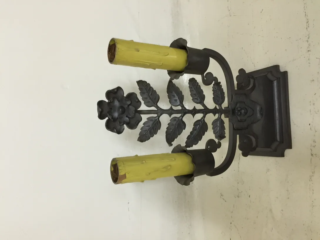 lampara de mesa antigua con flores y hojas metalicas