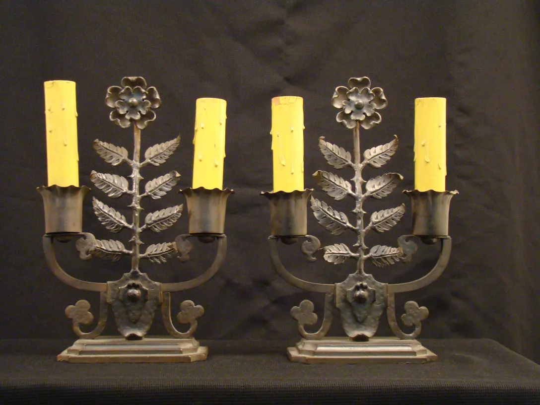 antica lampada da tavolo con candele gialle e foglie decorative