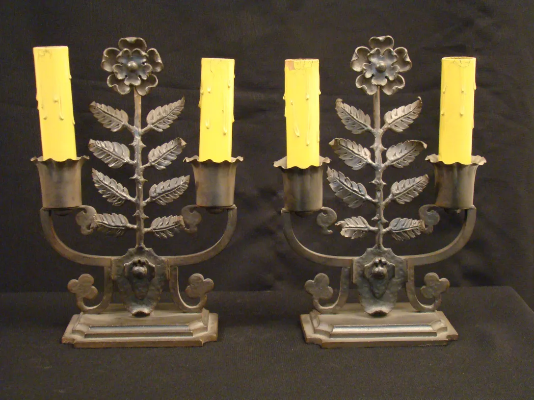 luminaria de mesa com design de folhas e velas amarelas, antiguidade