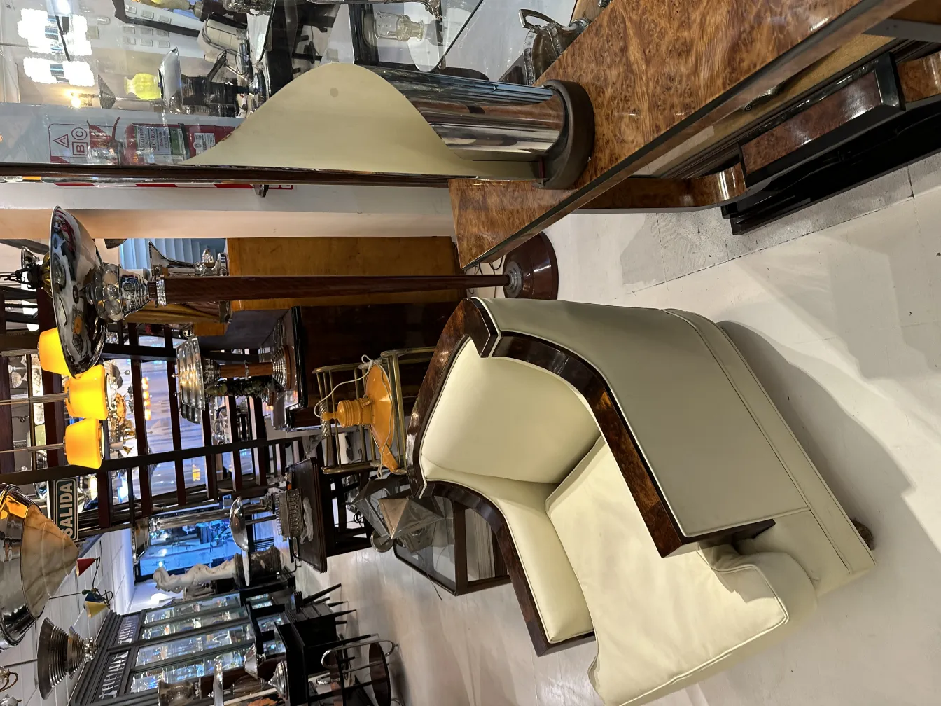 lampada da tavolo antica con base decorativa e luce morbida