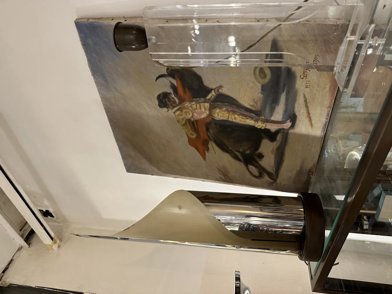 antiga luminária de mesa com design contemporâneo, cercada por arte