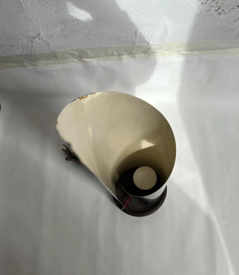 antike tischlampe mit runder basis und gebogenem schirm