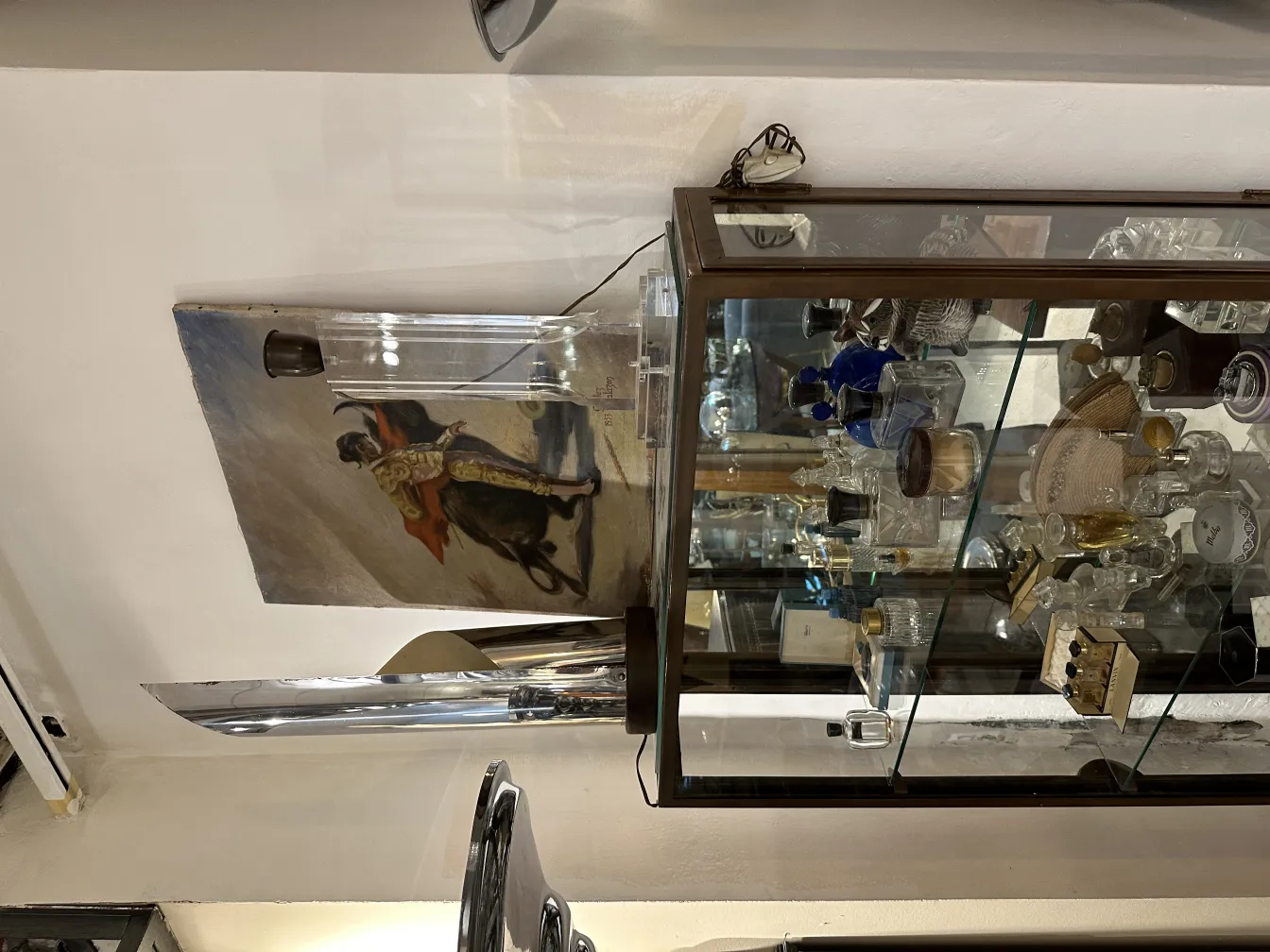 lampe de bureau ancienne avec lumière douce et base en verre