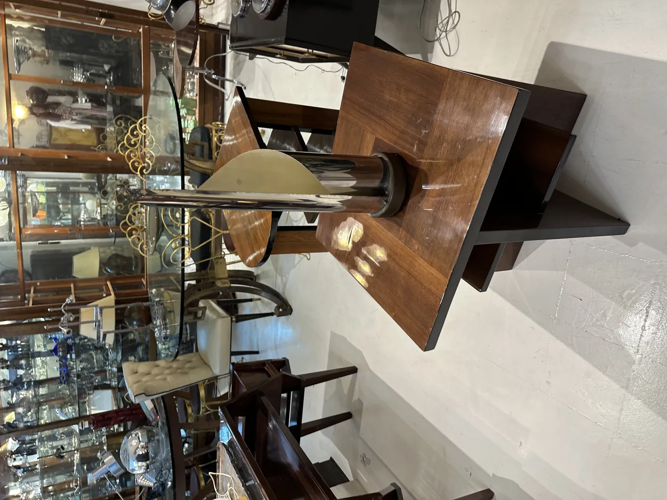 luminária de mesa antiga com base decorativa e sombra elegante