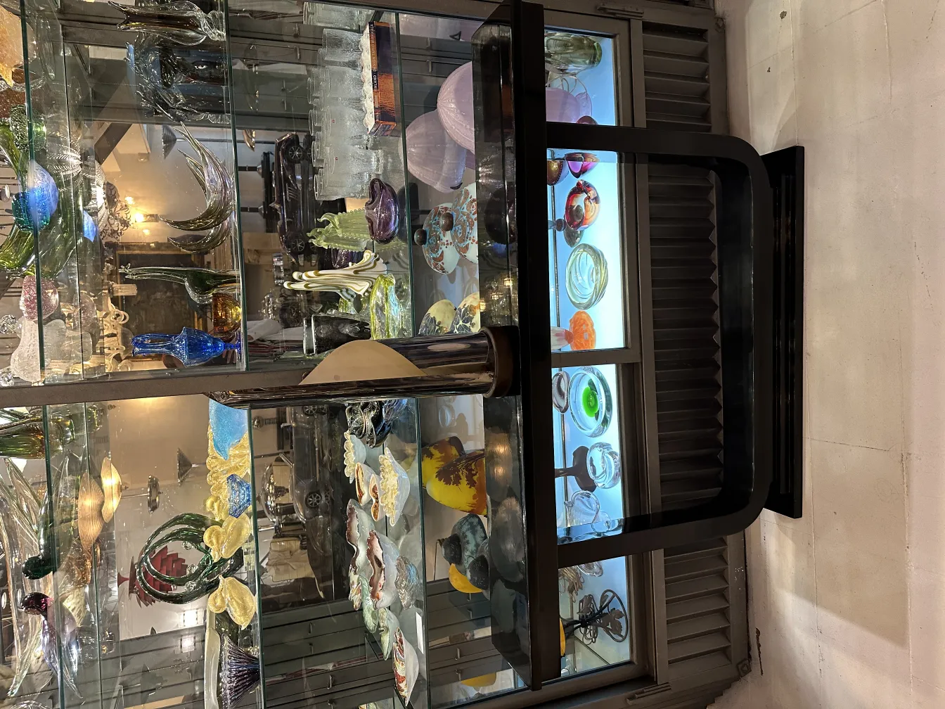 アンティークのテーブルランプと装飾アイテムの展示