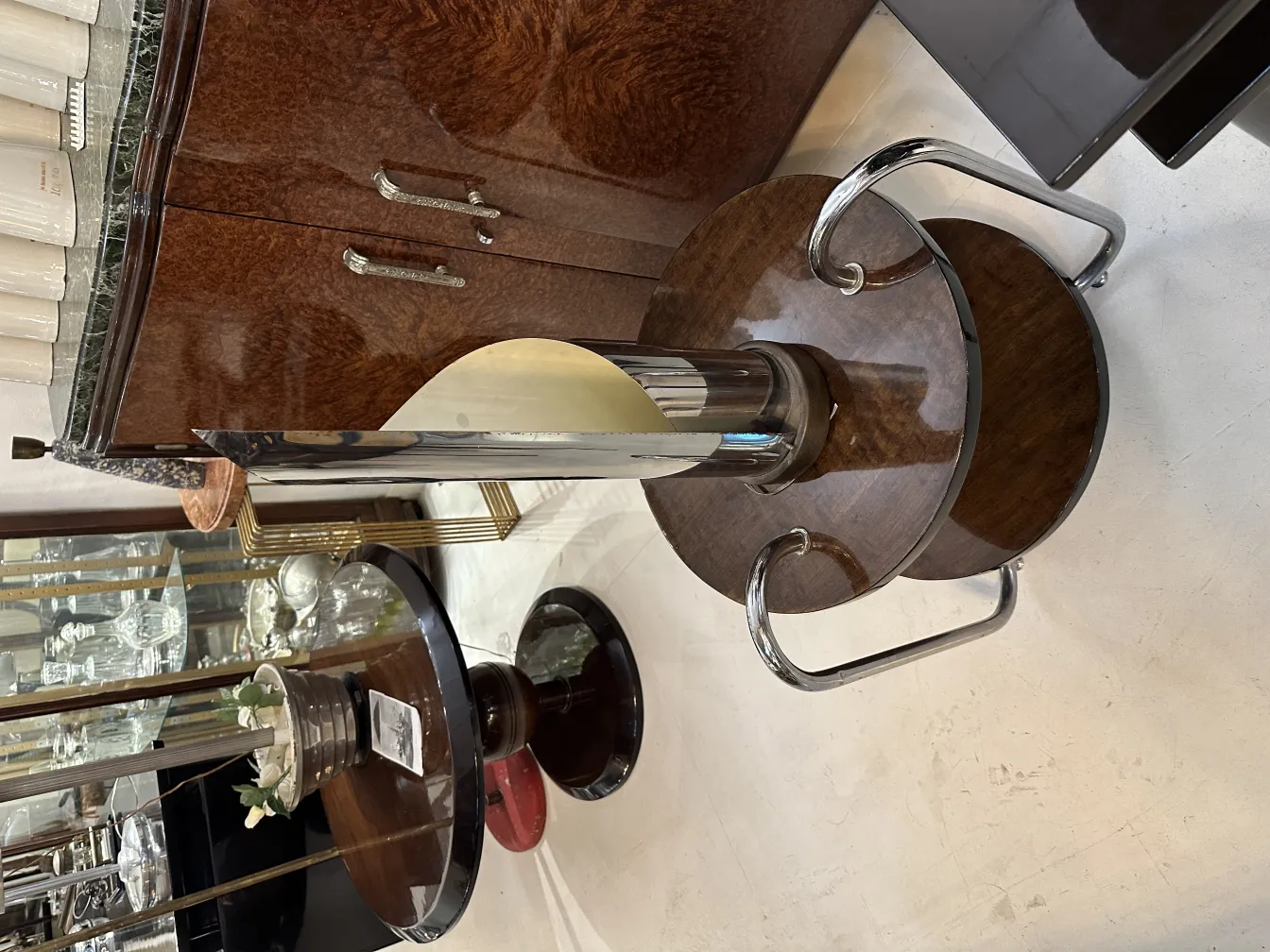 مصباح طاولة قديم بتصميم فريد في بيئة أنيقة