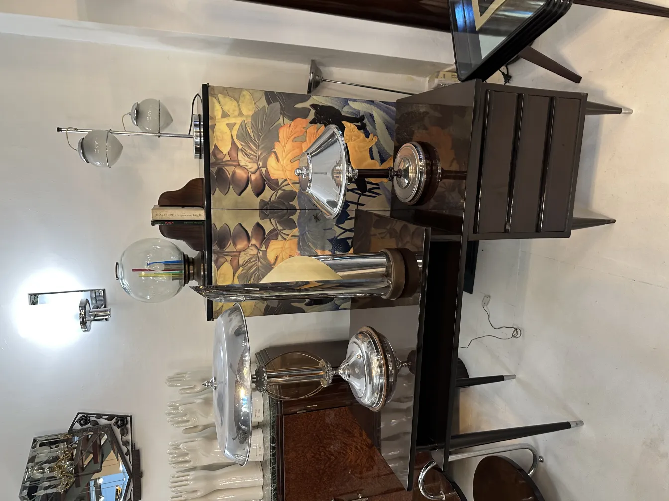 luminária de mesa antiga com design marcante em um ambiente elegante