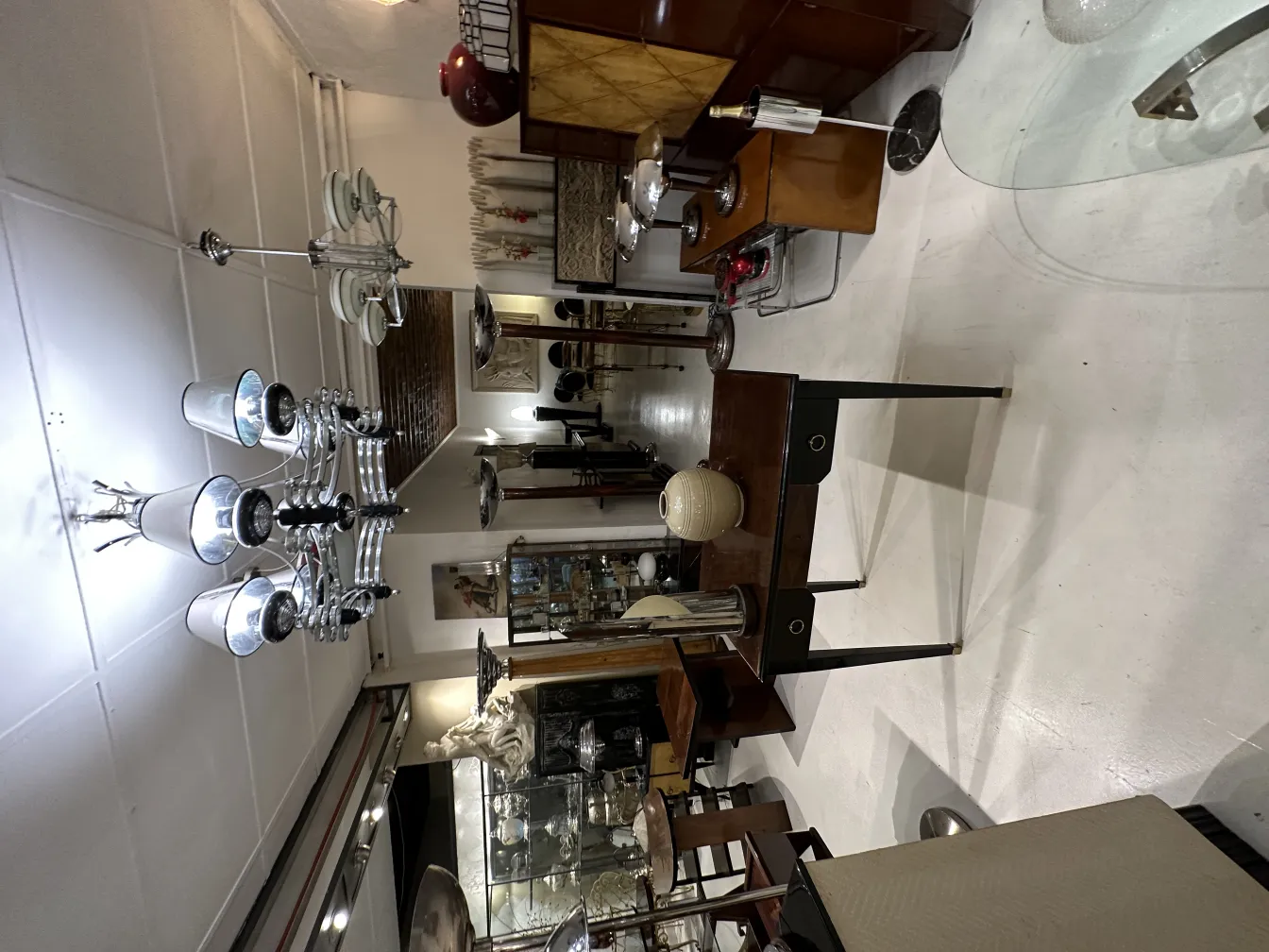 antike elegante Tischlampe mit sanftem Licht in einer Vintage-Umgebung