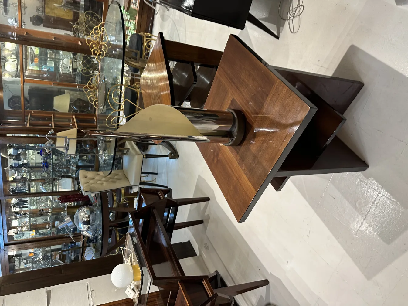 lampe de bureau ancienne avec une base élégante et un abat-jour clair dans un environnement classique avec des meubles en bois