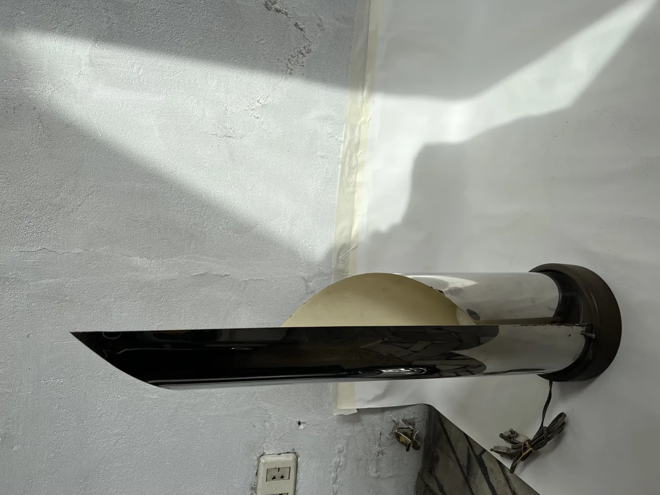 lampada da tavolo antica con base curva e paralume elegante, atmosfera luminosa