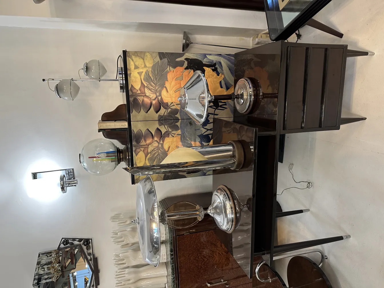 antike Tischlampe mit klassischem Design und Dekorationen