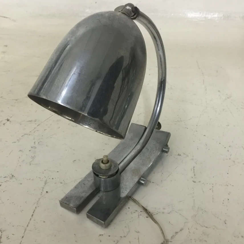 antike Tischlampe mit glänzendem, gebogenem Design an der Basis