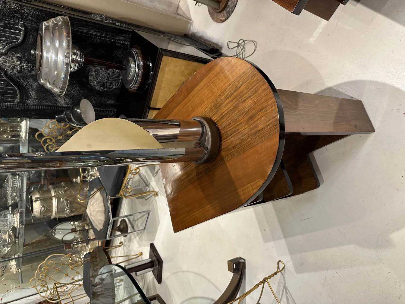 lampe de bureau antique avec design en arc et lumière chaude, cadre élégant