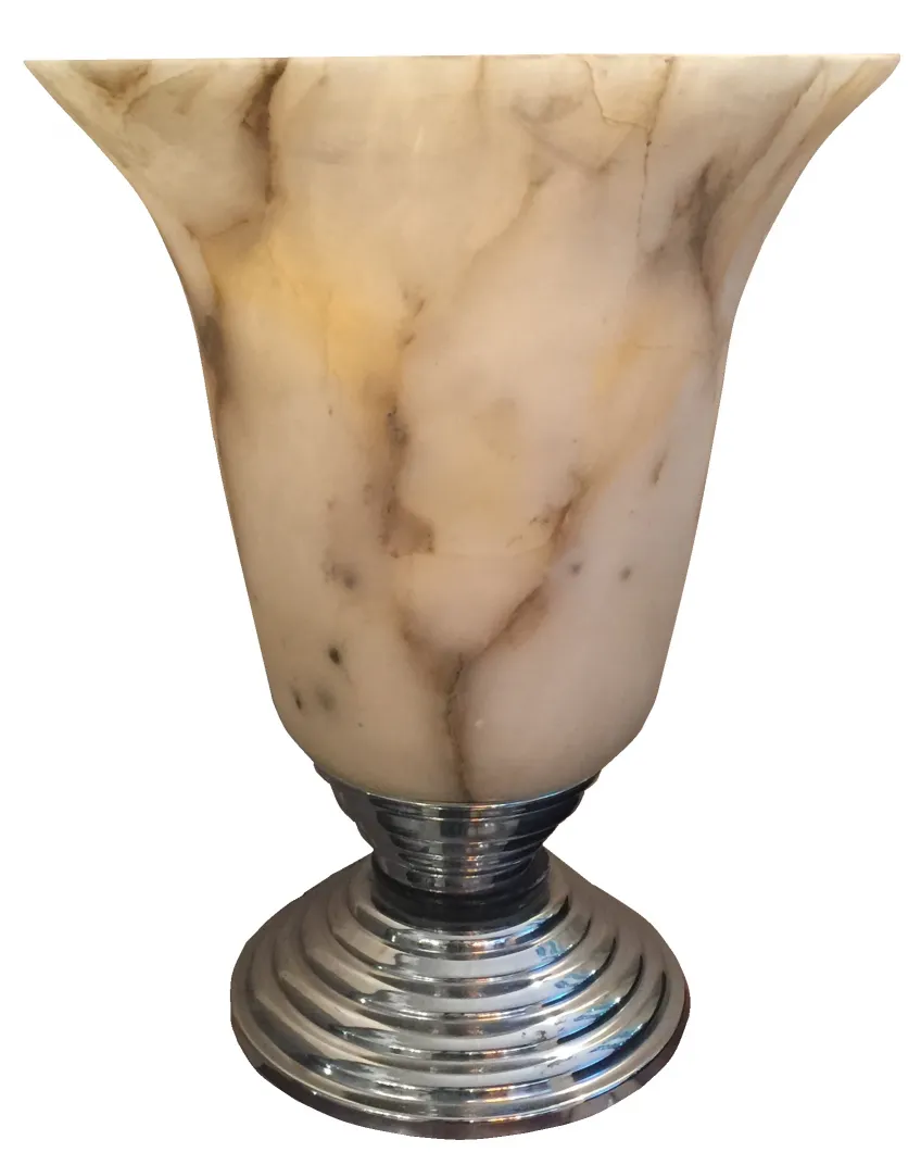 Lampe de bureau ancienne avec base brillante et forme élégante, idéale pour la décoration.