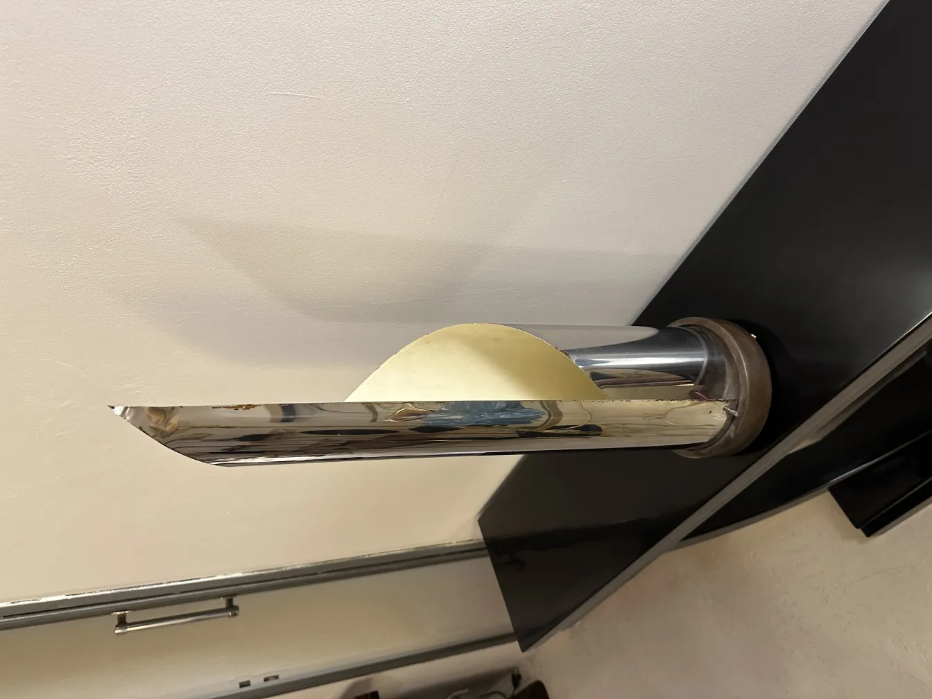 Lampe de bureau antique avec un design élégant et simple, illuminant la pièce d'un style chaleureux.