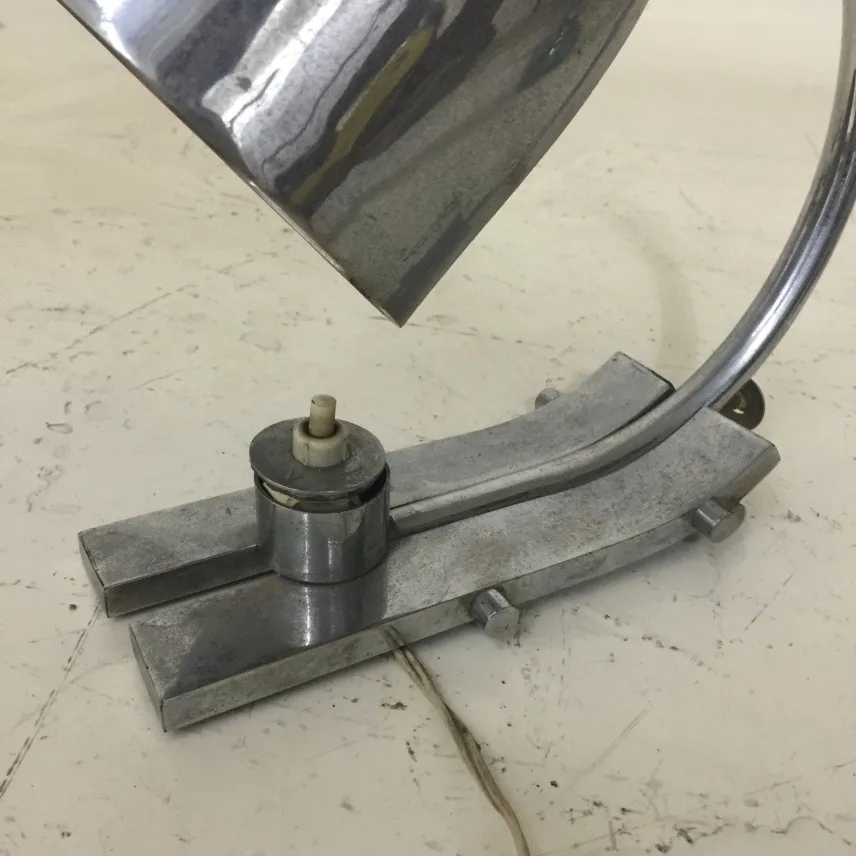 lampara de mesa antigua con acabados pulidos y base elegante