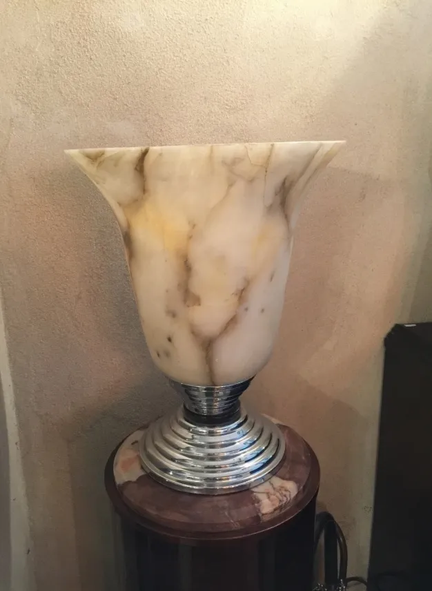 Lámpara de mesa antigua con base de estilo clásico y acabados elegantes, ambiente acogedor.