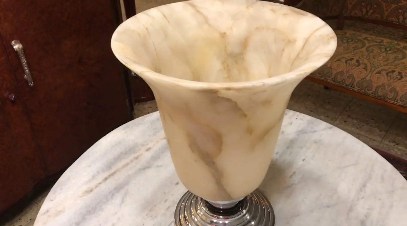 Lampada da tavolo antica con design elegante, illumina un ambiente accogliente.