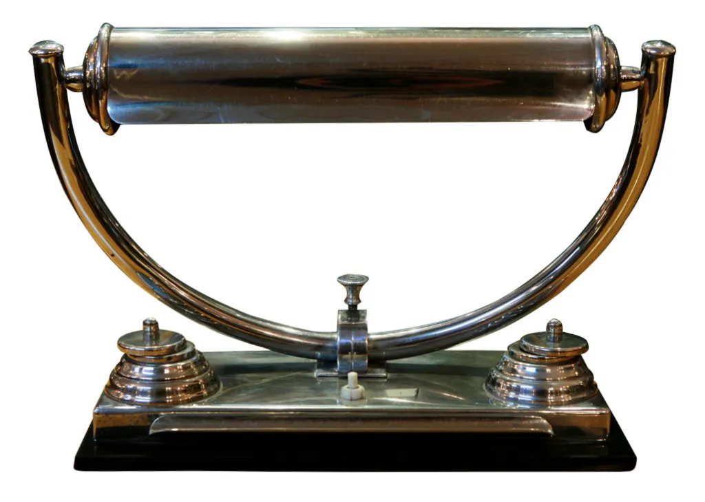 lampe de bureau ancienne avec un corps arrondi et une base élégante, décorant un environnement classique