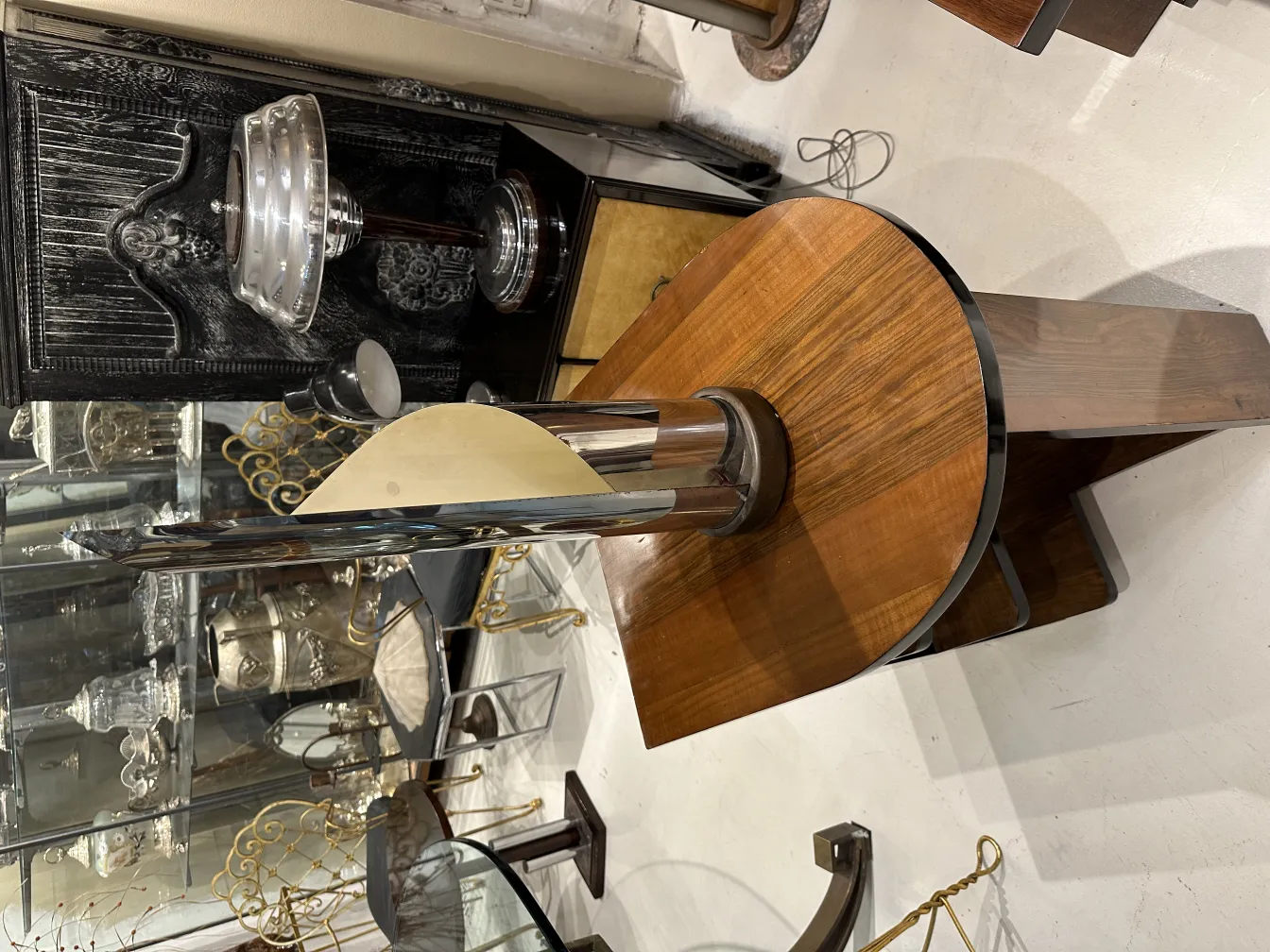 Lampada da tavolo antica con base elegante e design distintivo in un ambiente classico.