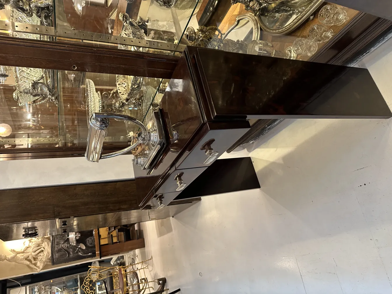 古いテーブルランプが明るいベースの詳細と装飾の物に囲まれています。