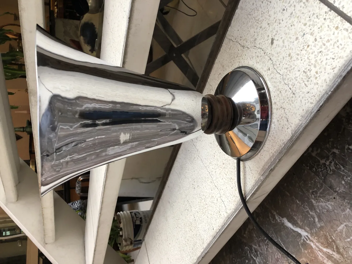 Lampada da tavolo antica lucida su superficie testurizzata